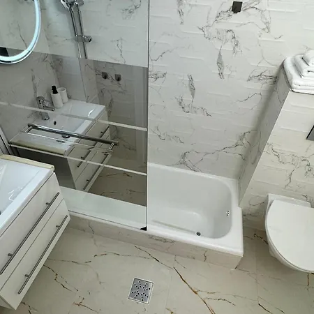 Beautiful With Two Bedrooms 布加勒斯特