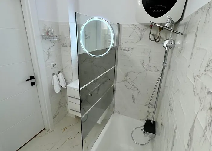 Beautiful With Two Bedrooms Apartment *