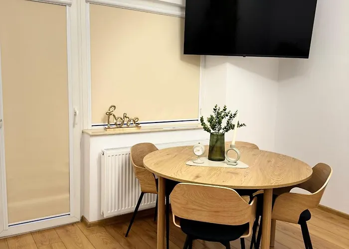 Beautiful With Two Bedrooms דירה *