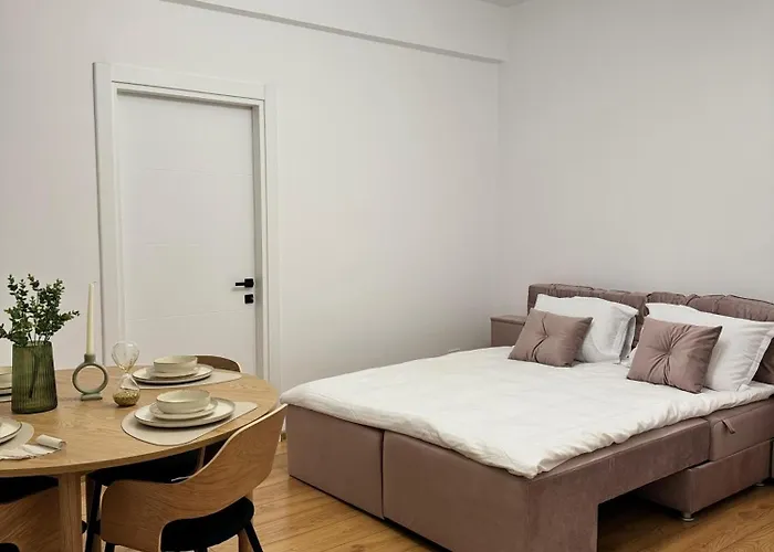 Beautiful With Two Bedrooms * בוקרשט